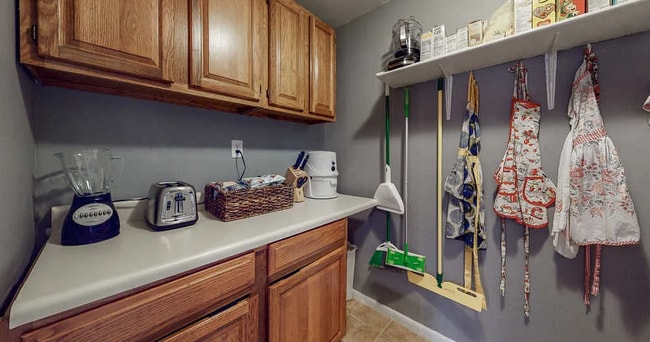 Building Photo - Available early Jan! 3bd/2bth w/fenced yard