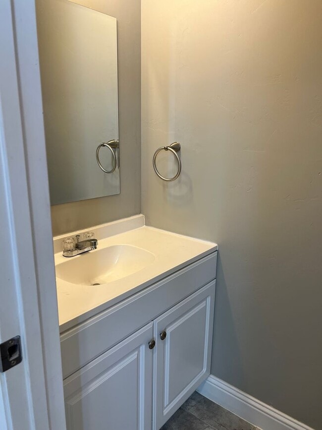 Building Photo - Newly Remodeled Townhome