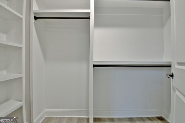 Building Photo - 190 Redhaven Dr