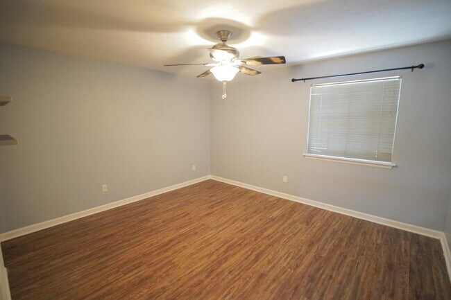 Building Photo - 3027 Oak Hammock Ln