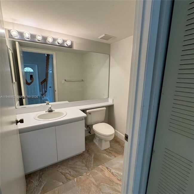 Building Photo - 549 Racquet Club Rd