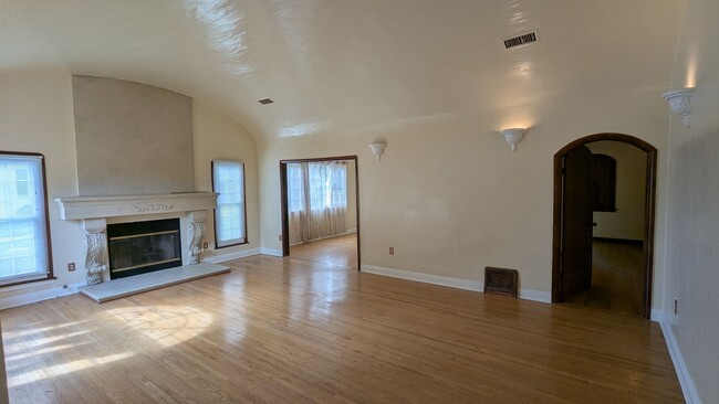 Building Photo - Beautiful 2 Bed 1.5 Bath Single Family Hom...