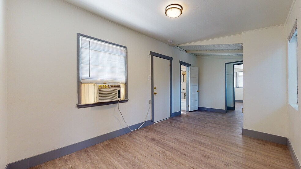 Building Photo - 1127 Bell St