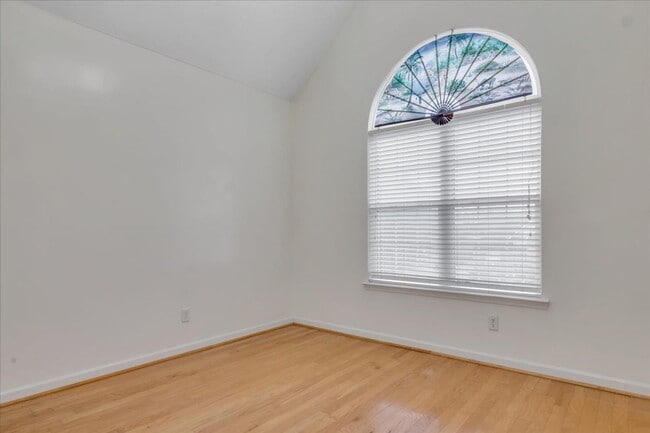 Building Photo - MOVE IN READY