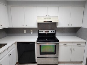 Building Photo - 11710 Southlake Dr