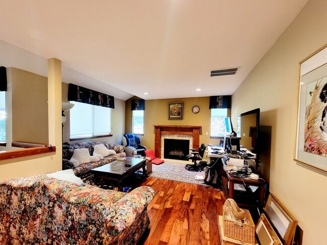 Building Photo - Stunning 4bd centrally located in desirable Ridgetop area