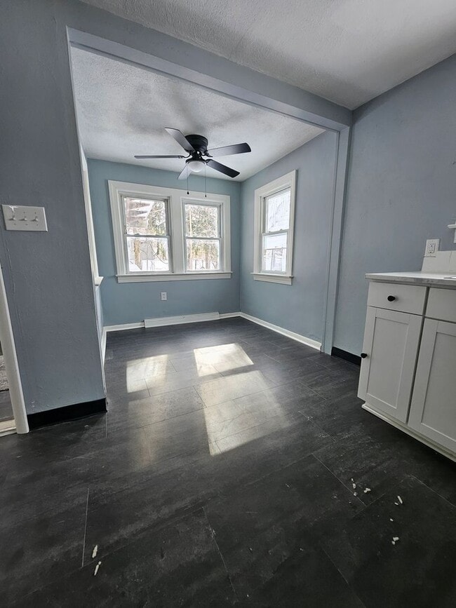 Building Photo - 3 bedroom single family home MILLCREEK