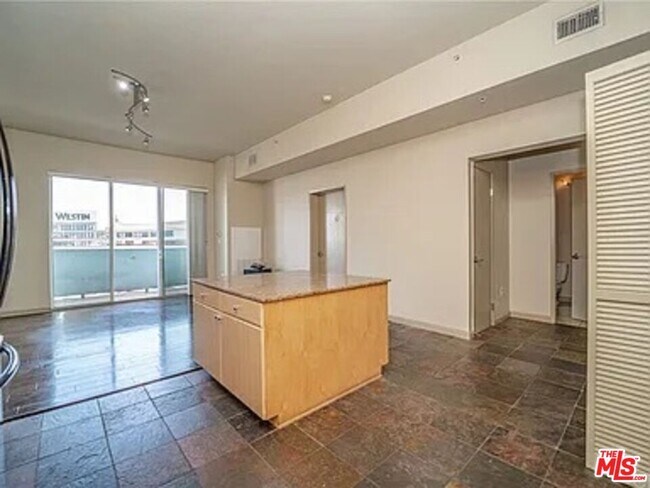 Building Photo - 388 E Ocean Blvd