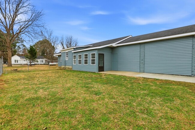 Building Photo - 121 Church of God Rd