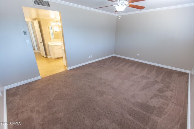 Building Photo - 704 E La Jolla Dr