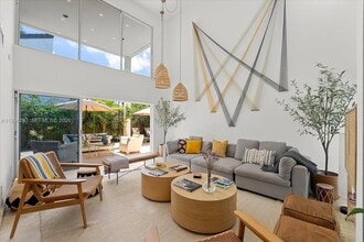 Building Photo - 2721 SW 22nd Ave