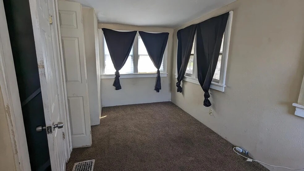 Building Photo - 5836 Euclid Ave