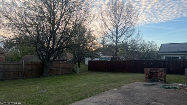 Building Photo - 609 Live Oak Dr