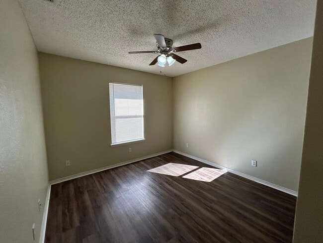 Building Photo - 3921 Zinnia Ave