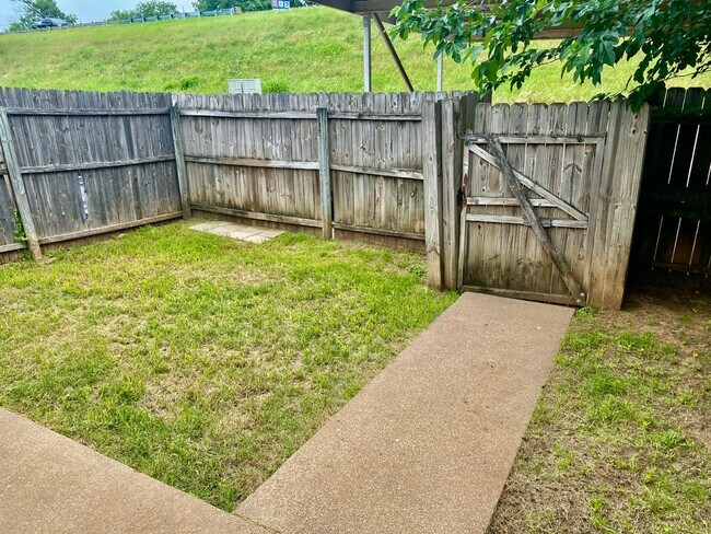 Building Photo - Cute Townhome in Downtown Granbury
