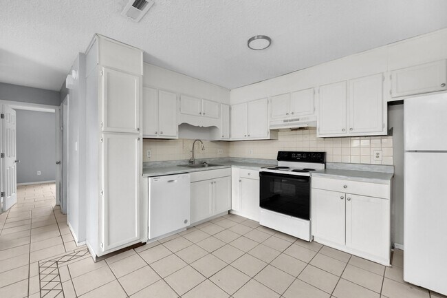 Building Photo - 3353 Greenbriar Circle, Unit B