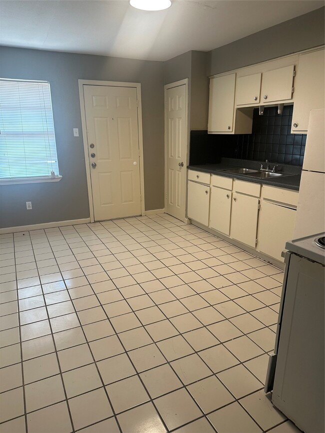 Building Photo - 5960 Ardmore St