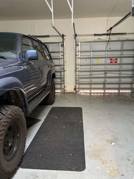 Building Photo - 8666 NW 114th Ct