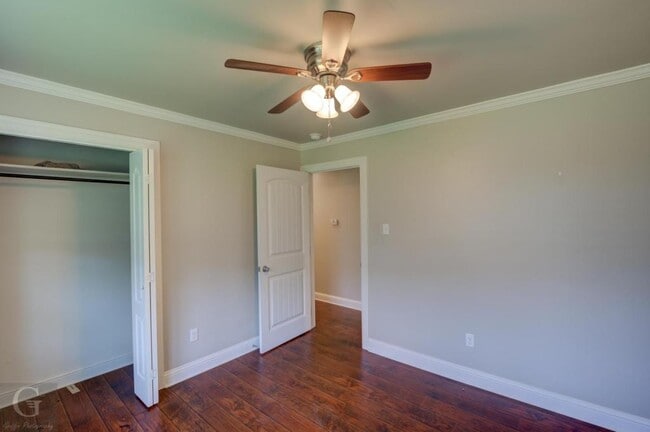 Building Photo - 425 Plaza Cir
