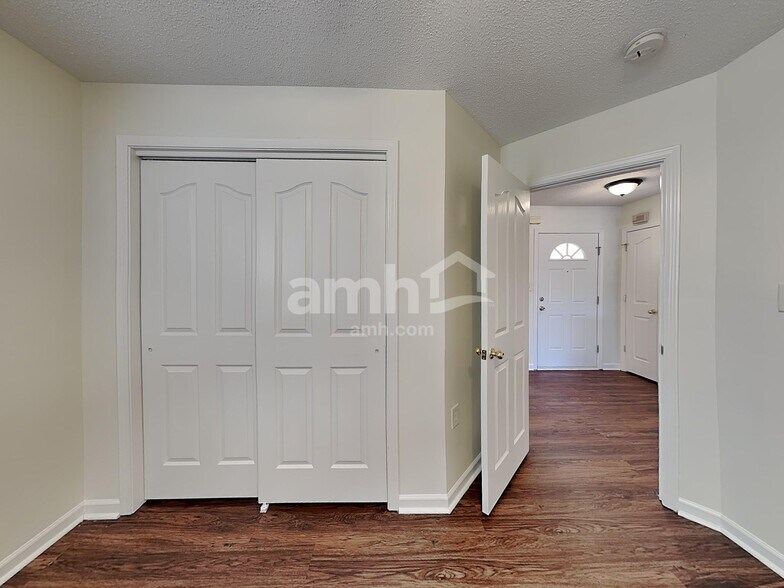 Building Photo - 127 Hampshire Dr