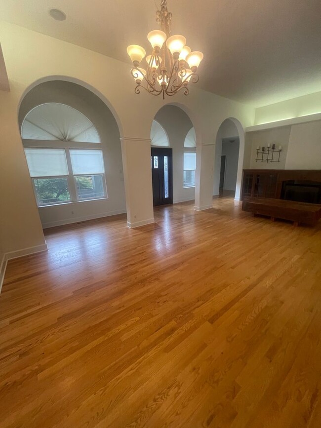 Building Photo - Beautiful 4 Bedroom on 2.5 Acres!