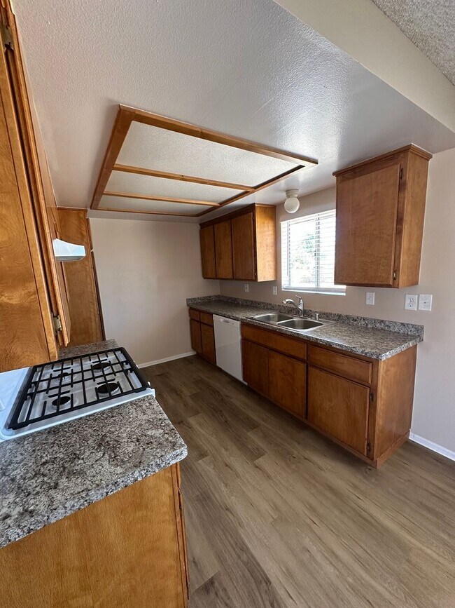 Building Photo - Beautiful 3 bedroom home available now