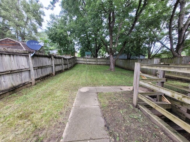 Building Photo - 3 Bedroom with Fenced Yard!