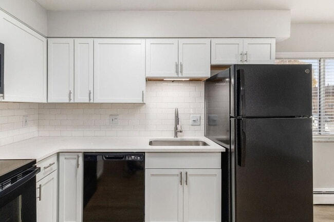 Building Photo - 639 Riverview Dr