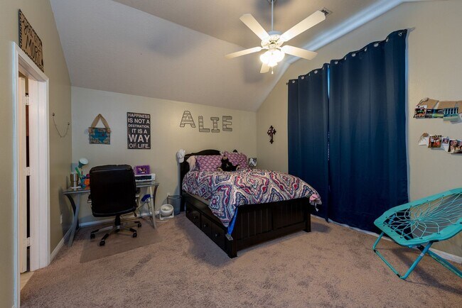 Building Photo - AUGUST PRE-LEASE Open Concept 3/3 - Super close to Campus on the Bus Route