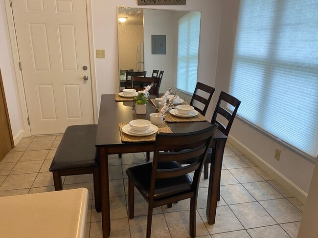 Building Photo - 3 Bedroom 1.5 bath TownHome