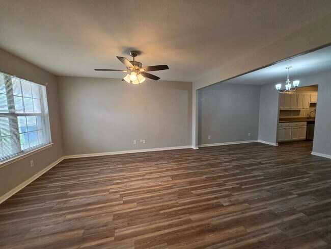 Building Photo - Updated 3/2 Duplex Near Shopping in San Antonio