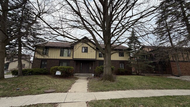 Building Photo - New on the Market-2 bedroom apartment-Maumee schools