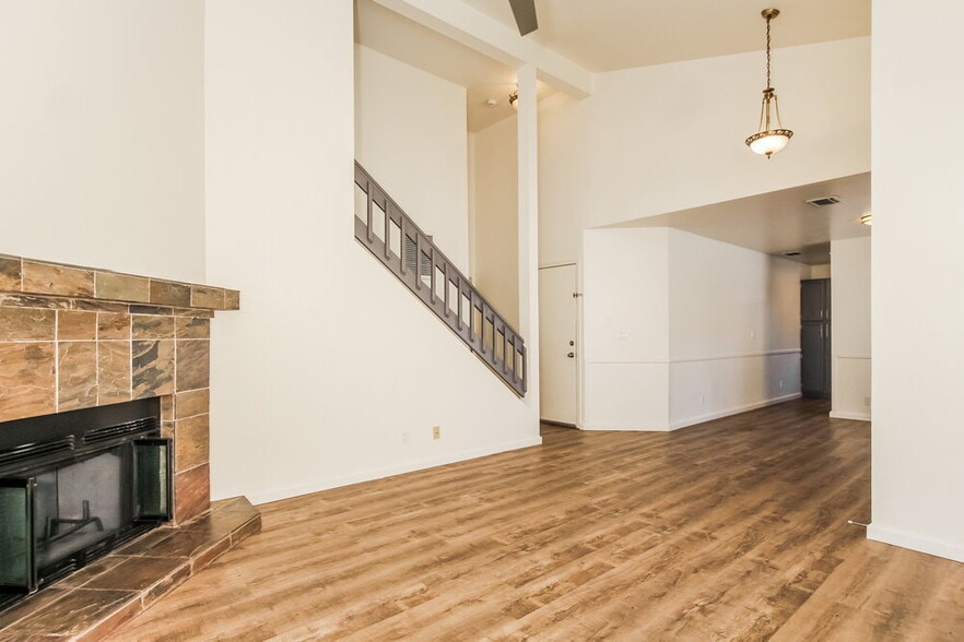 Building Photo - 921 S Val Vista Dr