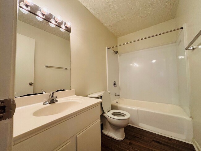 Building Photo - 2 Bedroom 1 Bathroom Condo