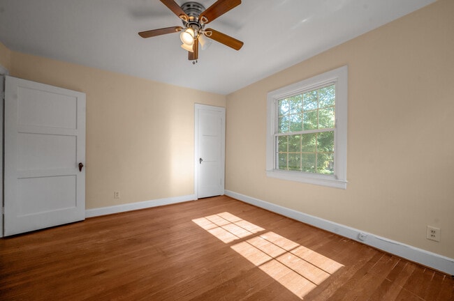 Building Photo - 494 Bob O Link Dr