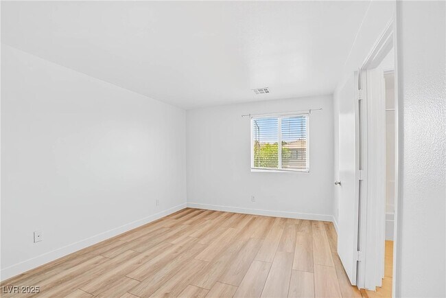 Building Photo - 2872 Strathallan Ave