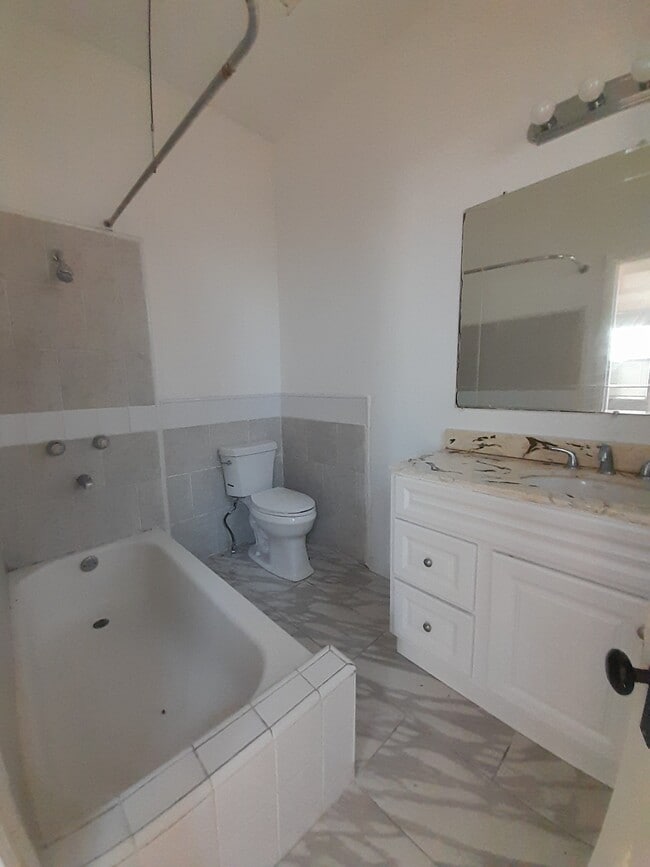 Building Photo - 2644 Orchard Ave