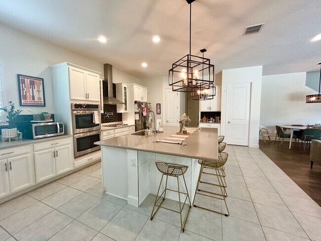 Building Photo - Elegant 5-Bedroom Pool Home for Rent in Sa...