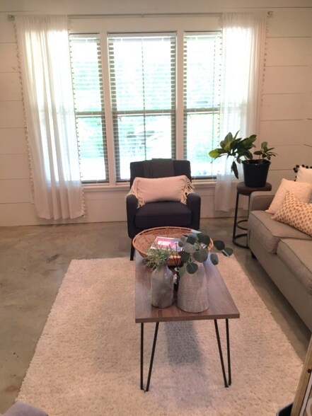 Building Photo - 166 N Oklahoma Way