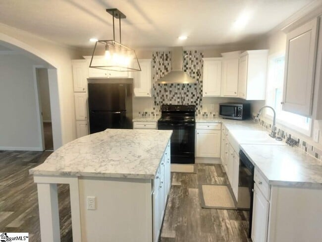 Building Photo - 5 Charles St