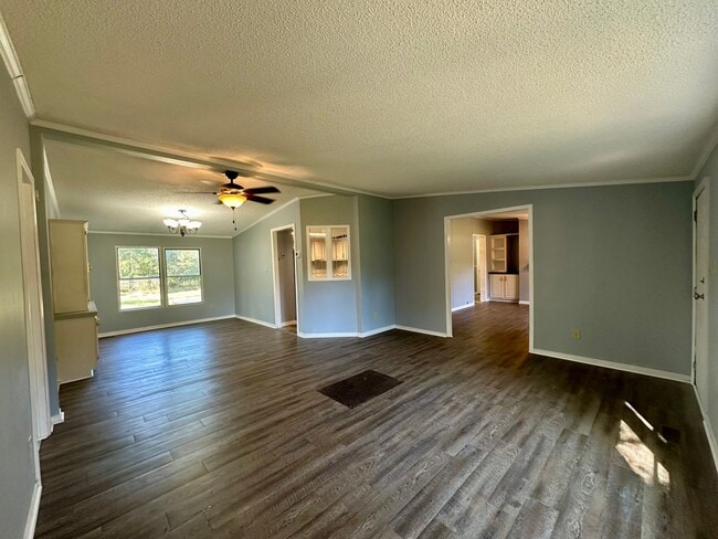 Building Photo - Country Living!