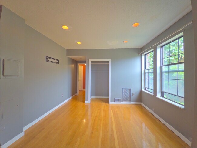 Building Photo - 421 Wethersfield Ave