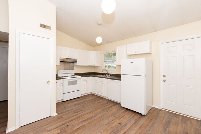 Building Photo - 139 Village Cir