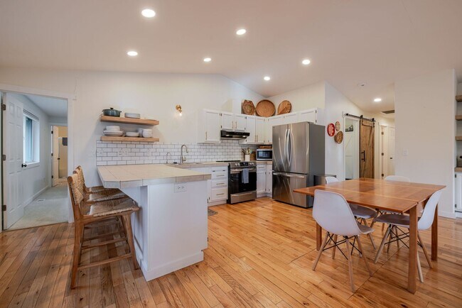 Building Photo - Furnished Rental in Desirable NW Bend Neighborhood