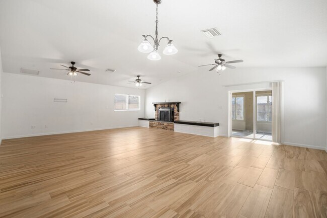 Building Photo - Charming 3?Bed,?2?Bath Home in Apollo Beac...