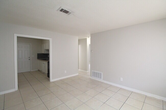 Building Photo - North Pensacola Duplex Near UWF & I-10 – Ready for Immediate Move-In