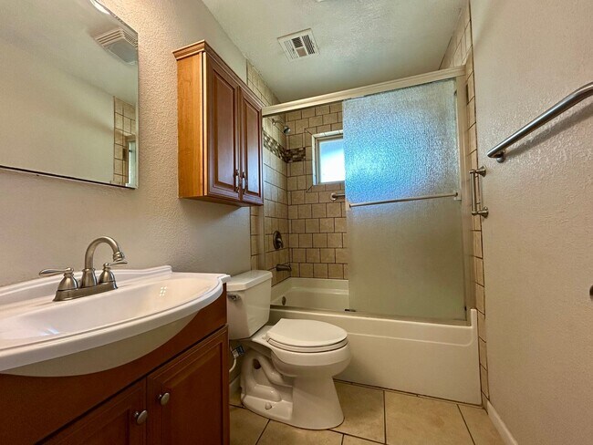 Building Photo - 3bd/1ba HOME in a Great Neighborhood with ...