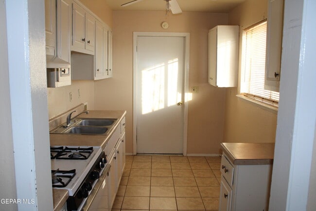 Building Photo - 5817 Blackhawk Dr