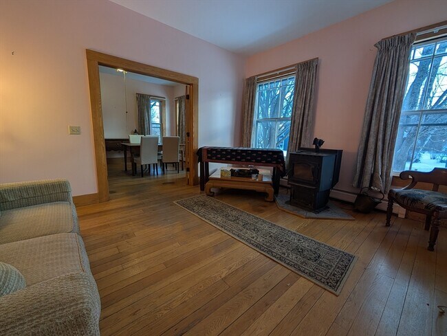 Building Photo - 527 Main St