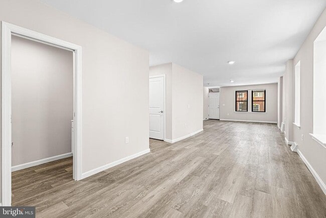 Building Photo - 606 Summit Ave